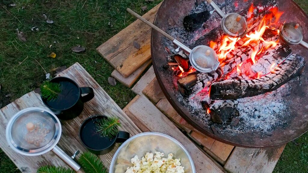 Den Wildkräuterworkshop für Kinder lassen wir mit selbst gemachtem Kräuterpopcorn am Lagerfeuer ausklingen.