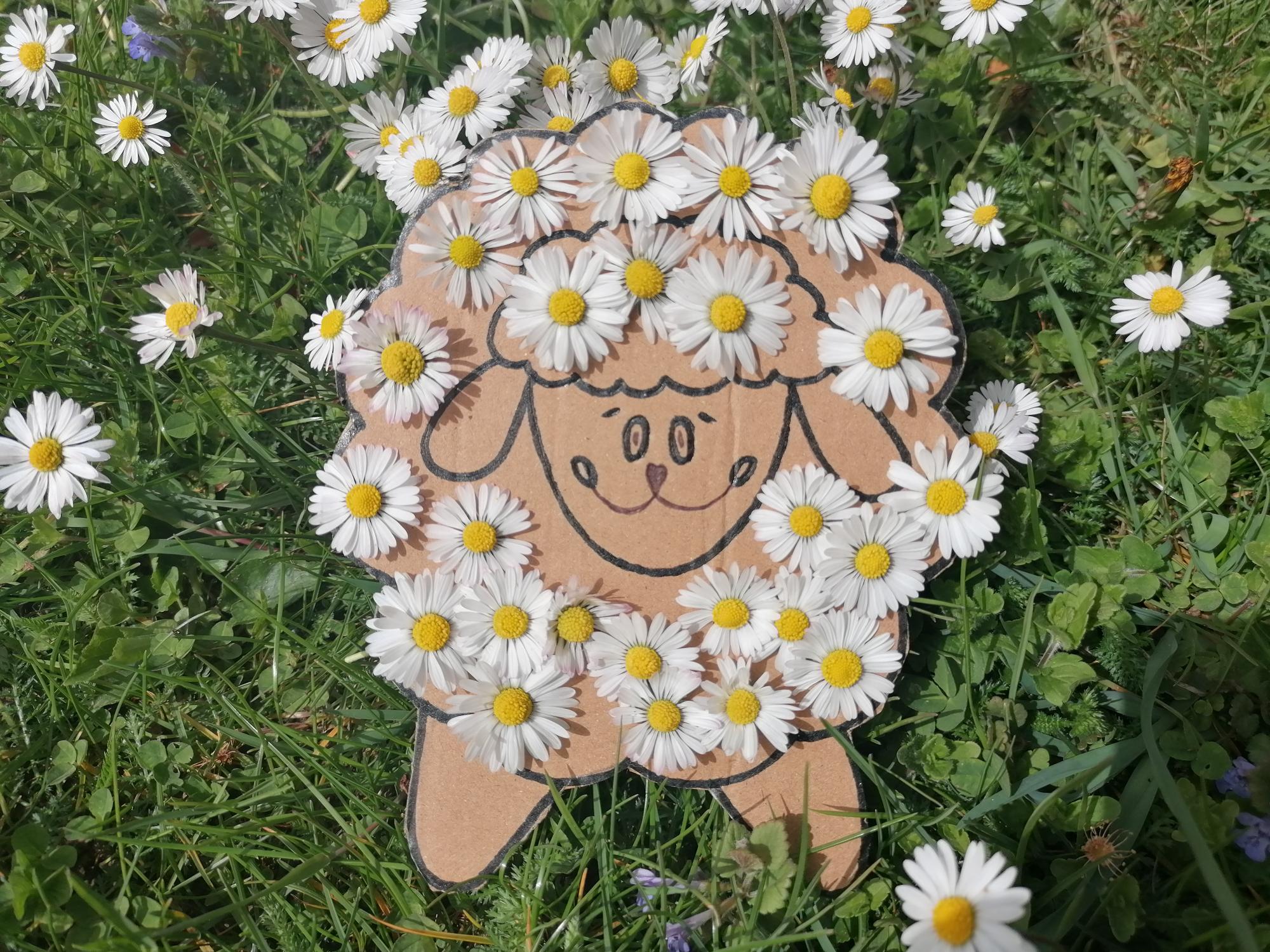 Steckspiel: Kartonschäfchen mit Gänseblümchen